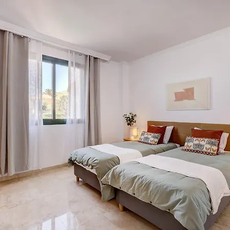 Santa Maria Elviria Golf Penthouse With Large Private Terrace And Sea Views -029 דירה *